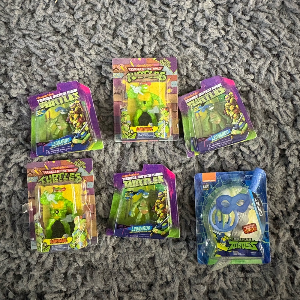 NWOT Mini Brands 6 mini Ninja Turtles/ Ninja Turtle items